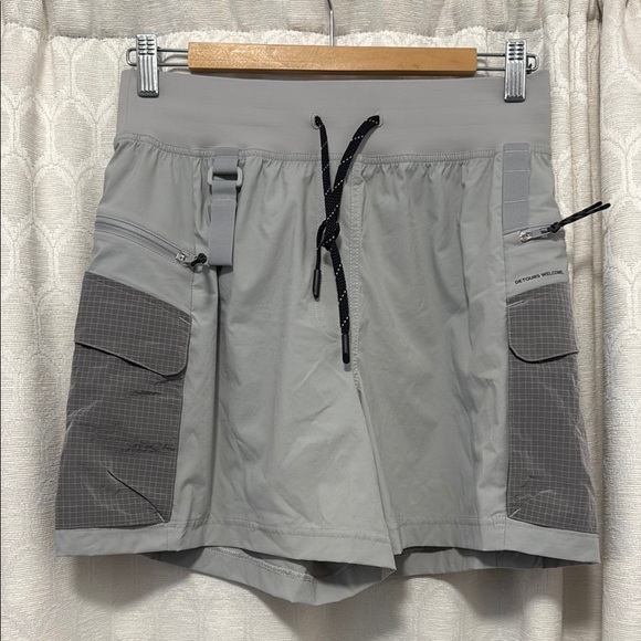 NWOT Lululemon Multi-Pocket Cargo High-Rise Hiking Short 5" in Seal Grey - Picture 1 of 3
